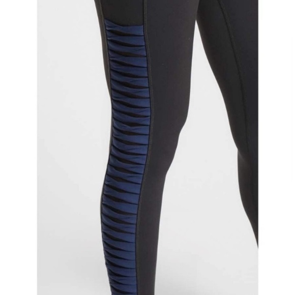 ATHLETA Salutation Stash Pocket II Twist 7/8 Tight Size Medium Petite - Picture 2 of 9